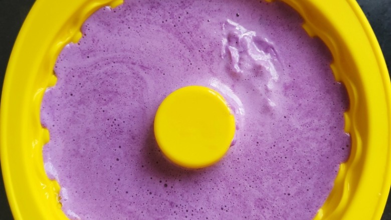 紫薯布丁,倒入模具中，待凉放入冰箱冷藏2小时