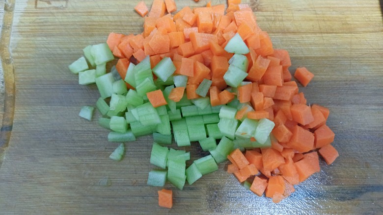 胡萝卜炒玉米,把胡萝卜和黄瓜切成丁