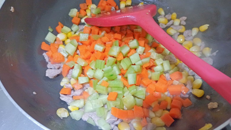 胡萝卜炒玉米,加入胡萝卜和黄瓜丁