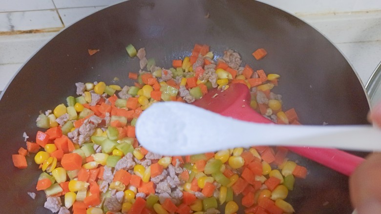 胡萝卜炒玉米,加入半勺食盐