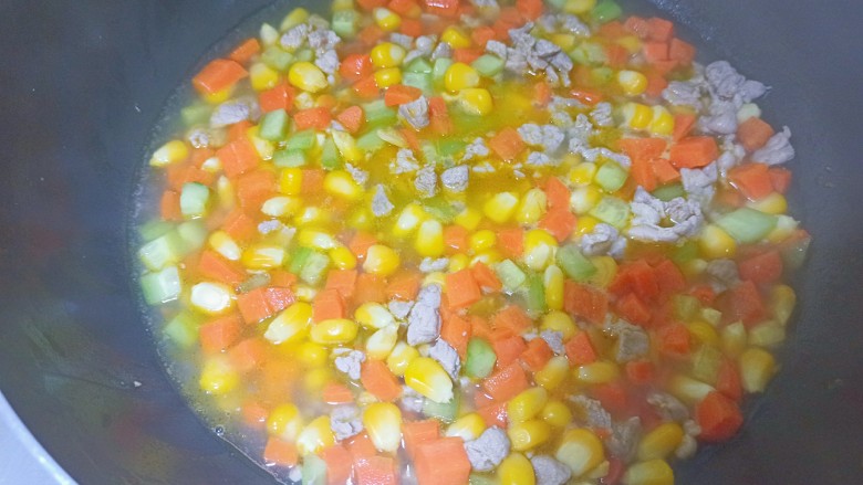 胡萝卜炒玉米,加入适量清水焖烧5-8分钟