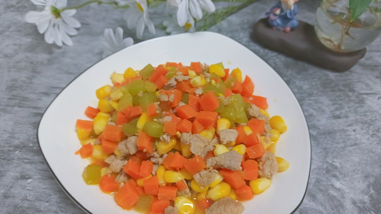 胡萝卜炒玉米,好吃的玉米黄瓜就完成了