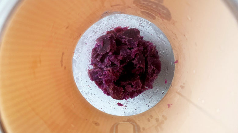紫薯布丁,把紫薯放入榨汁杯中。