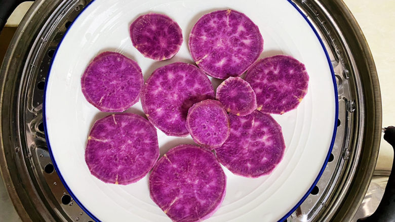 紫薯布丁,紫薯切片放入蒸锅中。