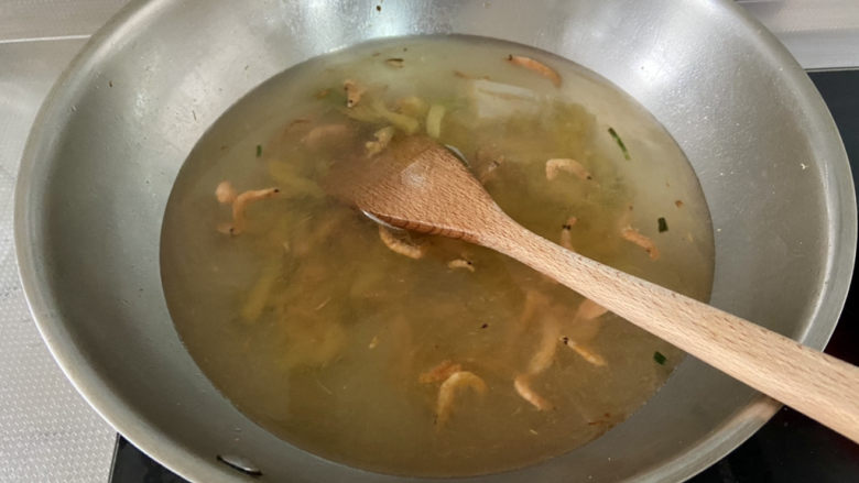 榨菜豆腐汤➕榨菜海带豆腐汤,加入适量的水，中大火煮开
