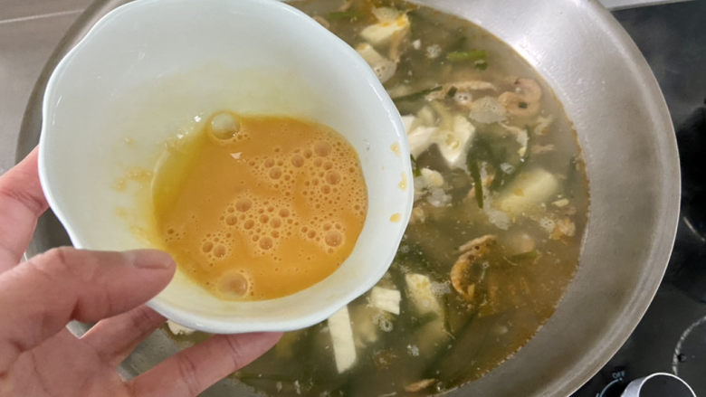 榨菜豆腐汤➕榨菜海带豆腐汤,开盖，保持中火，淋入蛋液，搅拌成蛋花