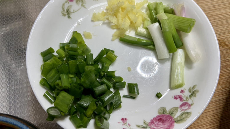 榨菜豆腐汤➕榨菜海带豆腐汤,姜切丝，小葱葱白切段，葱叶切末