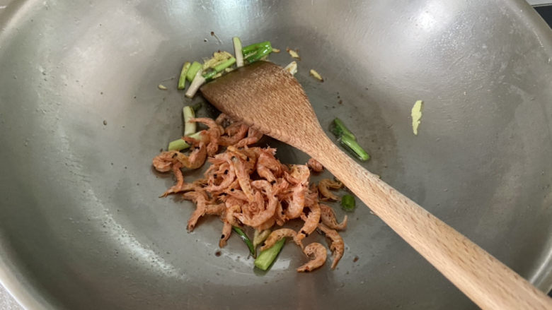 榨菜豆腐汤➕榨菜海带豆腐汤,下虾米，小火煸炒半分钟