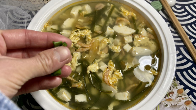 榨菜豆腐汤➕榨菜海带豆腐汤,装盘，撒葱末即可上桌享用