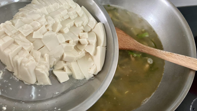 榨菜豆腐汤➕榨菜海带豆腐汤,加入豆腐