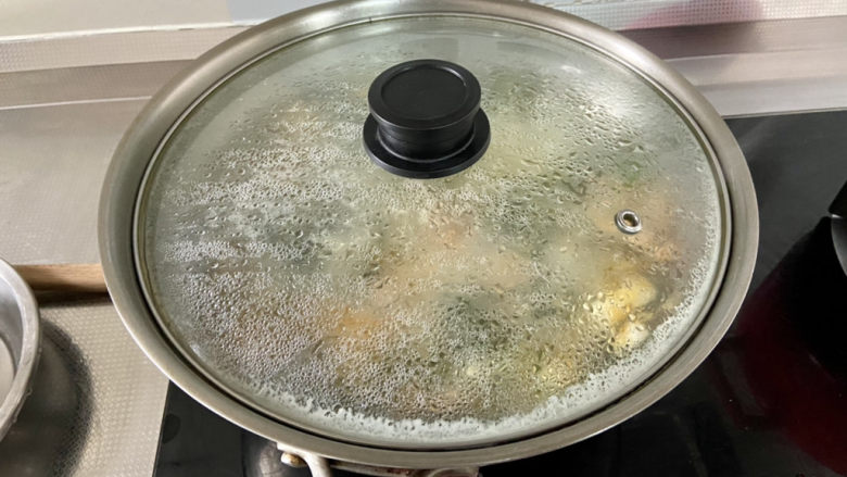 榨菜豆腐汤➕榨菜海带豆腐汤,煮开后，转中小火煮5分钟，让榨菜和海带的味道充分融入汤中，豆腐入味