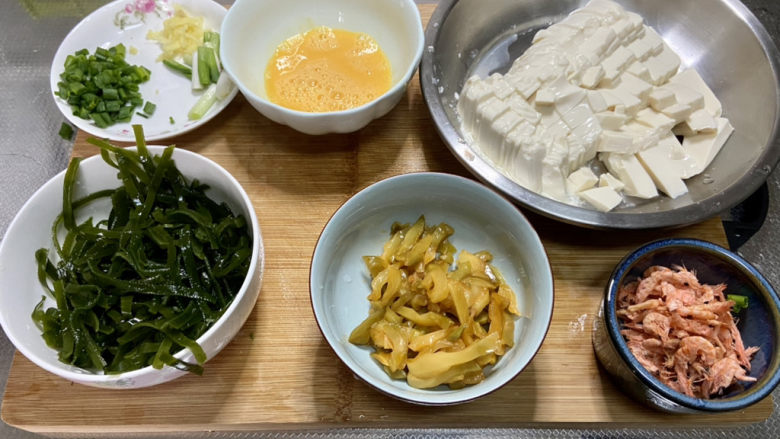 榨菜豆腐汤➕榨菜海带豆腐汤,全部食材准备好
