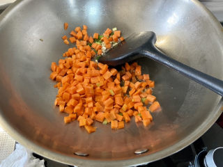 胡萝卜炒玉米➕线椒胡萝卜火腿炒玉米,下胡萝卜粒，中火煸炒一分钟