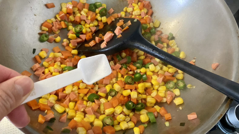 胡萝卜炒玉米➕线椒胡萝卜火腿炒玉米,尝下咸淡，如果觉得淡，可以补充少许食盐，翻炒均匀即可出锅