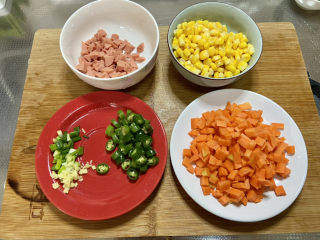 胡萝卜炒玉米➕线椒胡萝卜火腿炒玉米,全部食材准备好