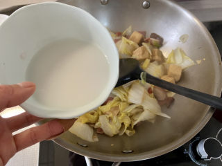 油豆腐炒白菜➕腊肉油豆腐炒白菜,转中大火，淋两汤匙水淀粉，收汁