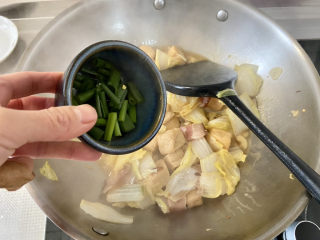 油豆腐炒白菜➕腊肉油豆腐炒白菜,出锅前撒上葱段翻炒均匀即可。