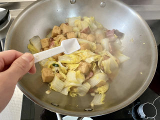 油豆腐炒白菜➕腊肉油豆腐炒白菜,尝下咸淡，根据个人口味添加少许盐翻炒均匀