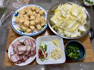 油豆腐炒白菜➕腊肉油豆腐炒白菜,全部食材准备好