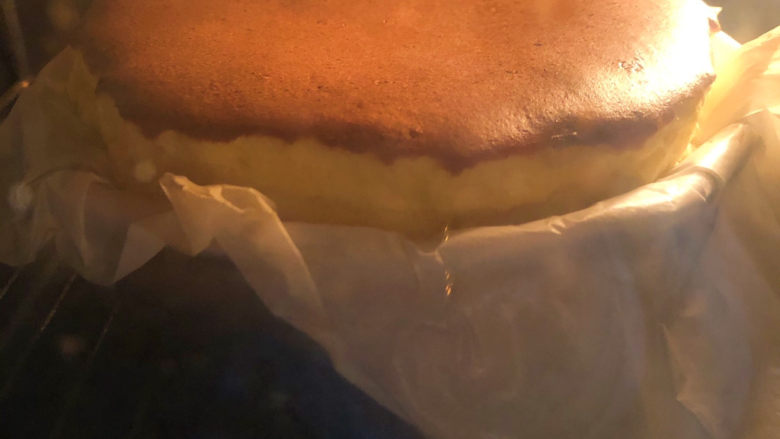 巴斯克·咸蛋黄芝士蛋糕,会涨很高，上色程度自己掌握。