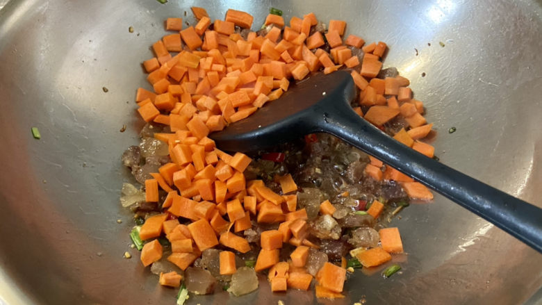 黄瓜炒胡萝卜➕腊肠黄瓜炒胡萝卜,下胡萝卜粒，中火翻炒一分钟