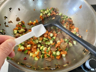 黄瓜炒胡萝卜➕腊肠黄瓜炒胡萝卜,尝下咸淡，根据个人口味添加少许盐，翻炒均匀出锅