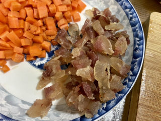 黄瓜炒胡萝卜➕腊肠黄瓜炒胡萝卜,蒸好的腊肠切小块