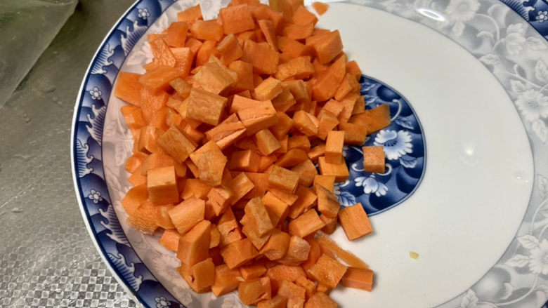 黄瓜炒胡萝卜➕腊肠黄瓜炒胡萝卜,胡萝卜切小块