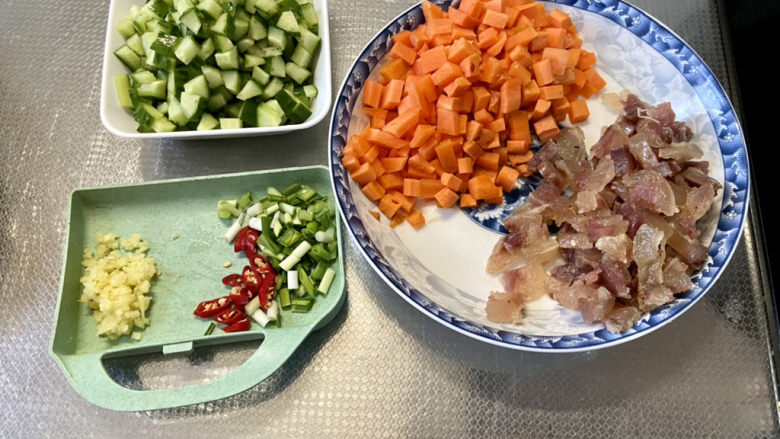 黄瓜炒胡萝卜➕腊肠黄瓜炒胡萝卜,全部食材准备好