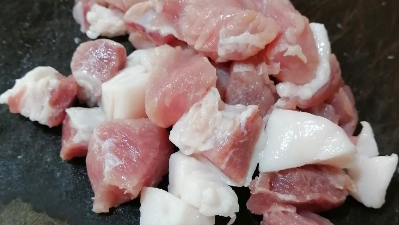 包胡萝卜饺子,猪肉切成2厘米左右的肉丁