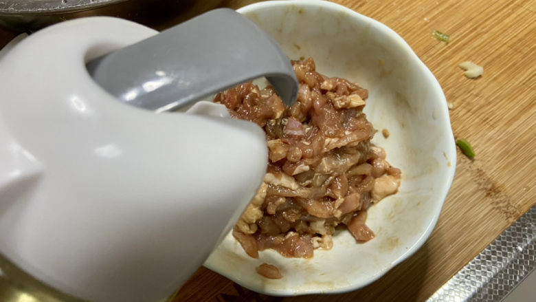 尖椒肉丝➕尖椒笋丝炒肉,腌制后加少许食用油