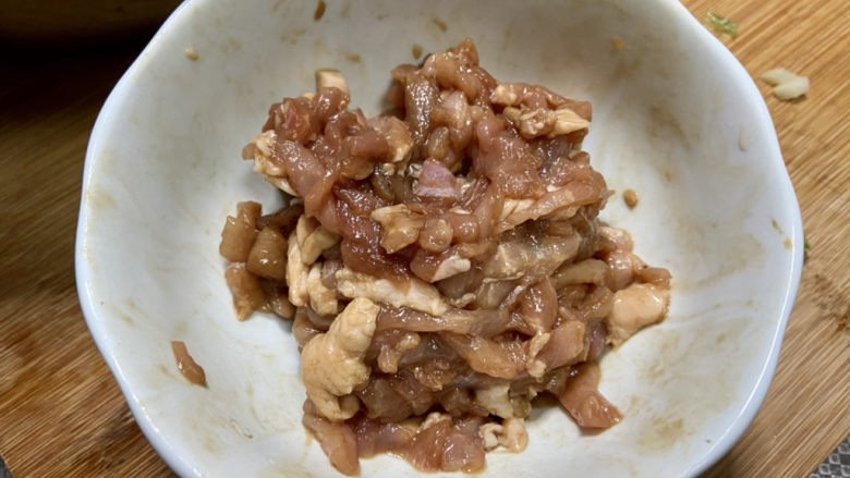 尖椒肉丝➕尖椒笋丝炒肉,抓拌均匀腌制10分钟