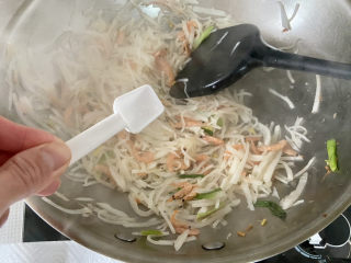 清炒白萝卜➕虾皮清炒白萝卜,尝下咸淡，根据个人口味添加少许盐，翻炒均匀出锅