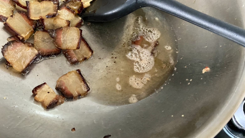 尖椒炒腊肉➕尖椒木耳炒腊肉,多余的油脂可以盛出