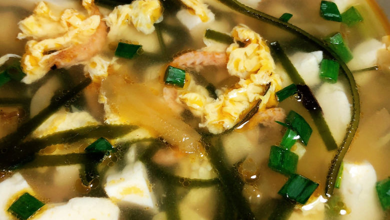 榨菜豆腐汤➕榨菜海带豆腐汤,这道汤做法简单，食材易得，汤汁咸鲜味美，营养均衡，喜欢的小可爱们一起来试试吧😄