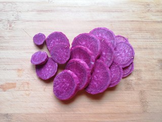 紫薯发糕,紫薯去皮切成片。