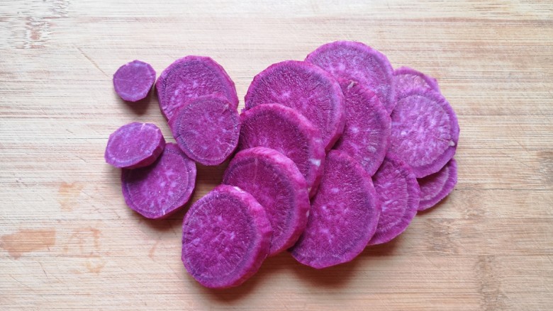 紫薯发糕,<a style='color:red;display:inline-block;' href='/shicai/ 2643'>紫薯</a>去皮切成片。