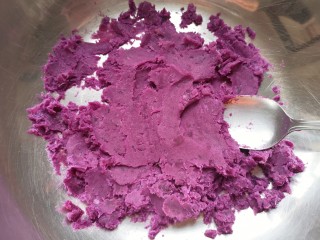 紫薯发糕,蒸熟的紫薯放入盆里，用勺子压成紫薯泥。