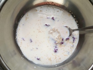 紫薯发糕,加入牛奶。