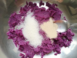 紫薯发糕,加入白砂糖和发酵粉。