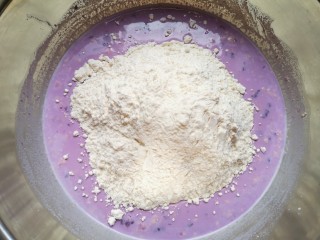 紫薯发糕,加入中筋面粉。