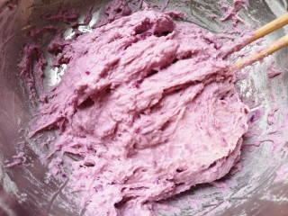 紫薯发糕,搅拌至无干粉。
