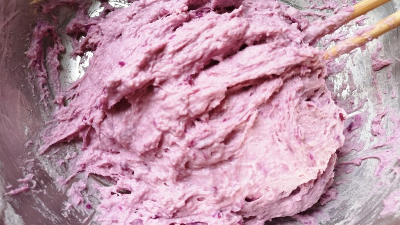 紫薯发糕,搅拌至无干粉。