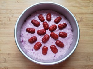 紫薯发糕,用红枣装饰一下发糕表面。