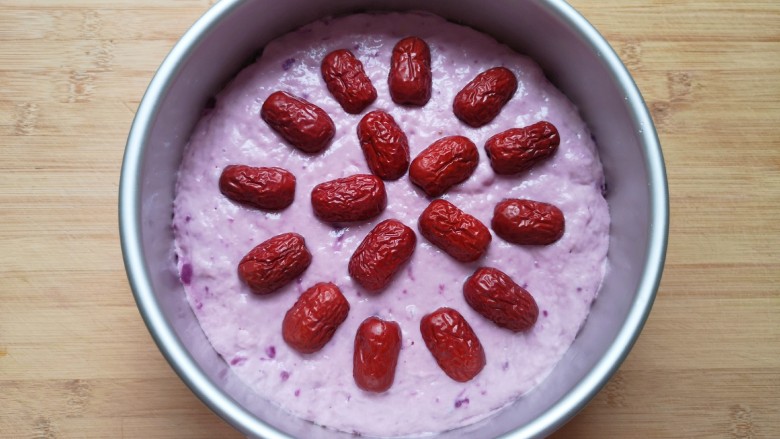 紫薯发糕,用红枣装饰一下发糕表面。
