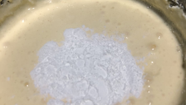 巴斯克·柠檬红茶流心芝士蛋糕,过筛加入淀粉。