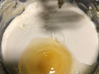巴斯克·柠檬红茶流心芝士蛋糕,继续加入一个鸡蛋。