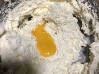 巴斯克·柠檬红茶流心芝士蛋糕,加入一个蛋黄。