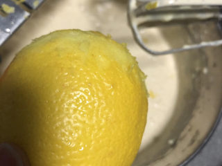 巴斯克·柠檬红茶流心芝士蛋糕,刨入一个柠檬皮屑，搅拌均匀。