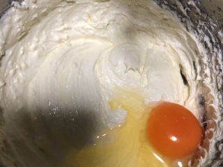 巴斯克·柠檬红茶流心芝士蛋糕,接着打入一个鸡蛋。